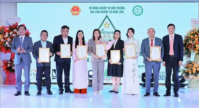 Ông Trần Quang Bảo, Cục trưởng Cục Lâm nghiệp và Kiểm lâm (Bộ Nông nghiệp và Môi trường) và ông Trần Lê Hồng, Phó Cục trưởng Cục sở hữu trí tuệ